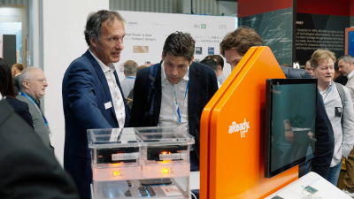 B2B Vetriebsgespräch auf einer Messe von congatec