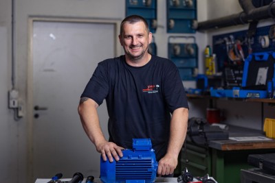 Mitarbeiter von gisiger madörin beim Messen