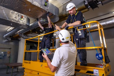 Mitarbeiter von gisiger madörin beim Installieren