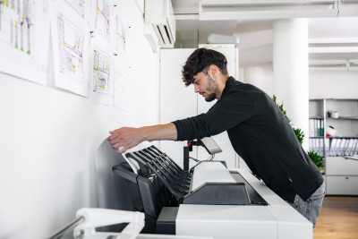 Mitarbeiter von gisiger madörin beim Drucken